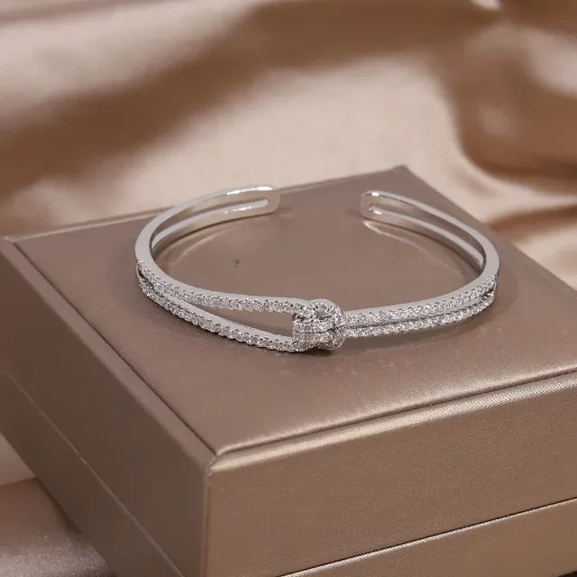Voguue Golden Elegance: Luxe 24K Bracelet